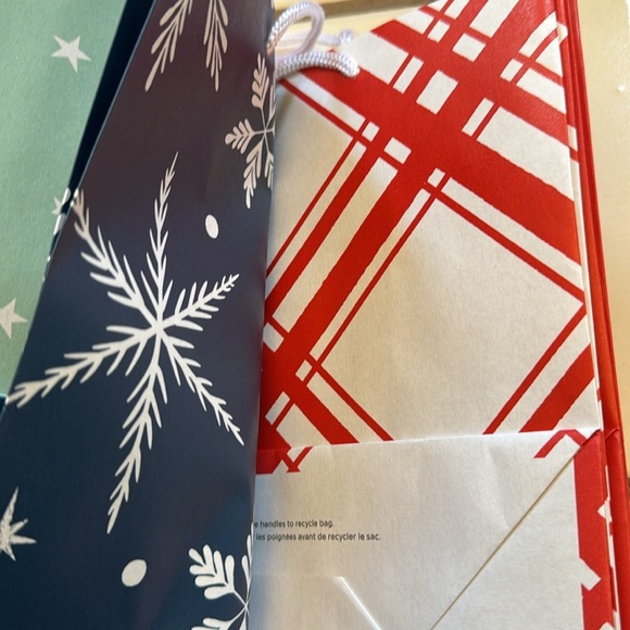 Set of 4 Christmas Holiday Medium Size Gift Bags Inspirations from Hallmark - Picture 6 of 8